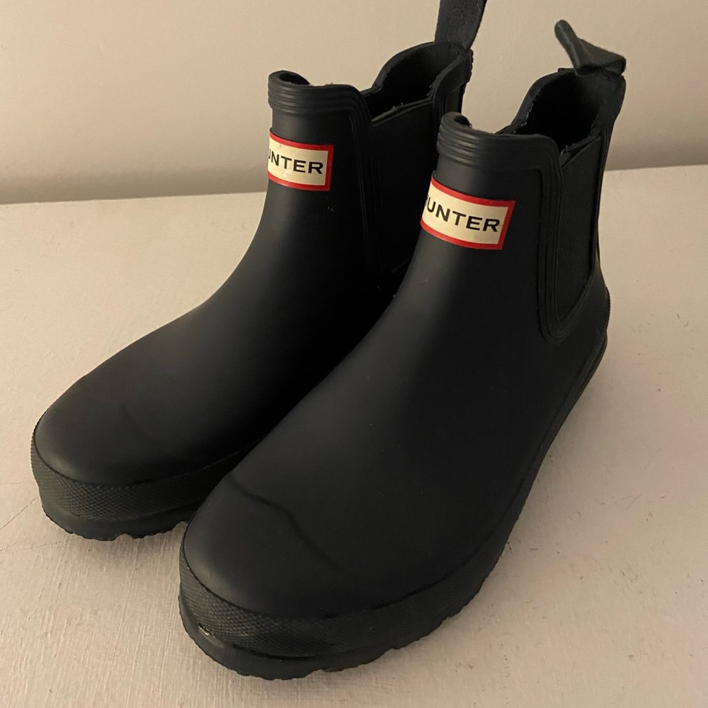 Hunter Chelsea Boots in Navy